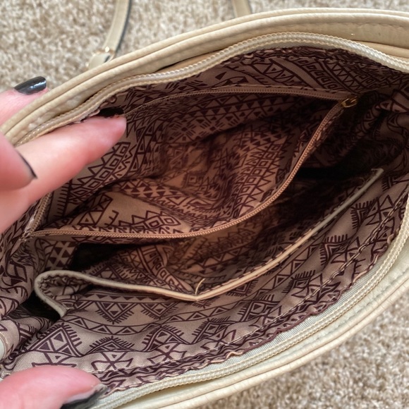 Fringed crossbody - Picture 7 of 11